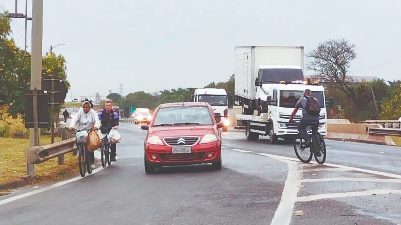 Fim de ciclovia em trecho da Rodovia Fausto Santomauro traz riscos a pedestres e ciclistas