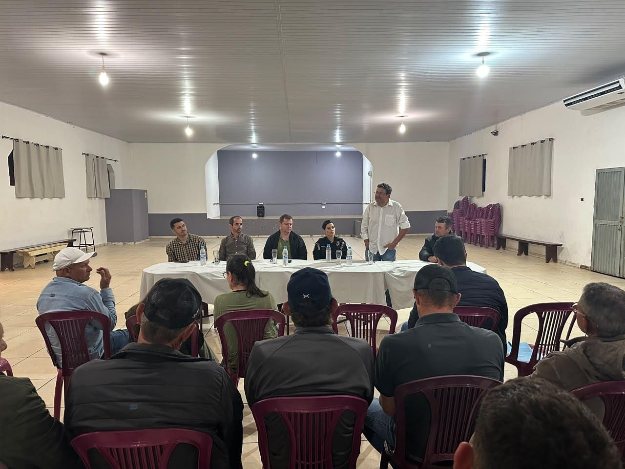 Caxão anuncia recursos para banheiros na associação de Bourbônia