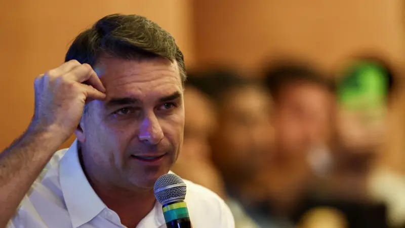 Flávio Bolsonaro admite a aliados que mentiu sobre apoiar fim da 6×1