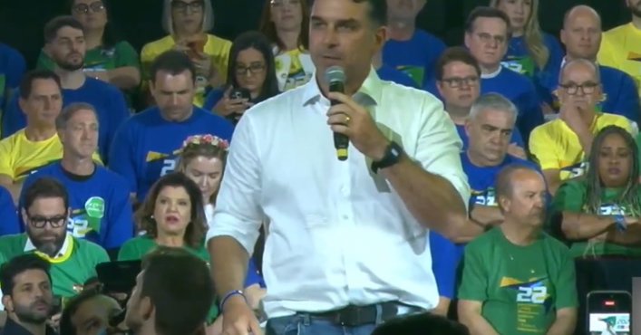 Flávio Bolsonaro critica censura ao pai em evento em Santa Catarina