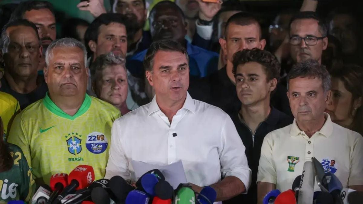 Javier Milei compartilha comunicado sobre viagem de Flávio Bolsonaro à Argentina