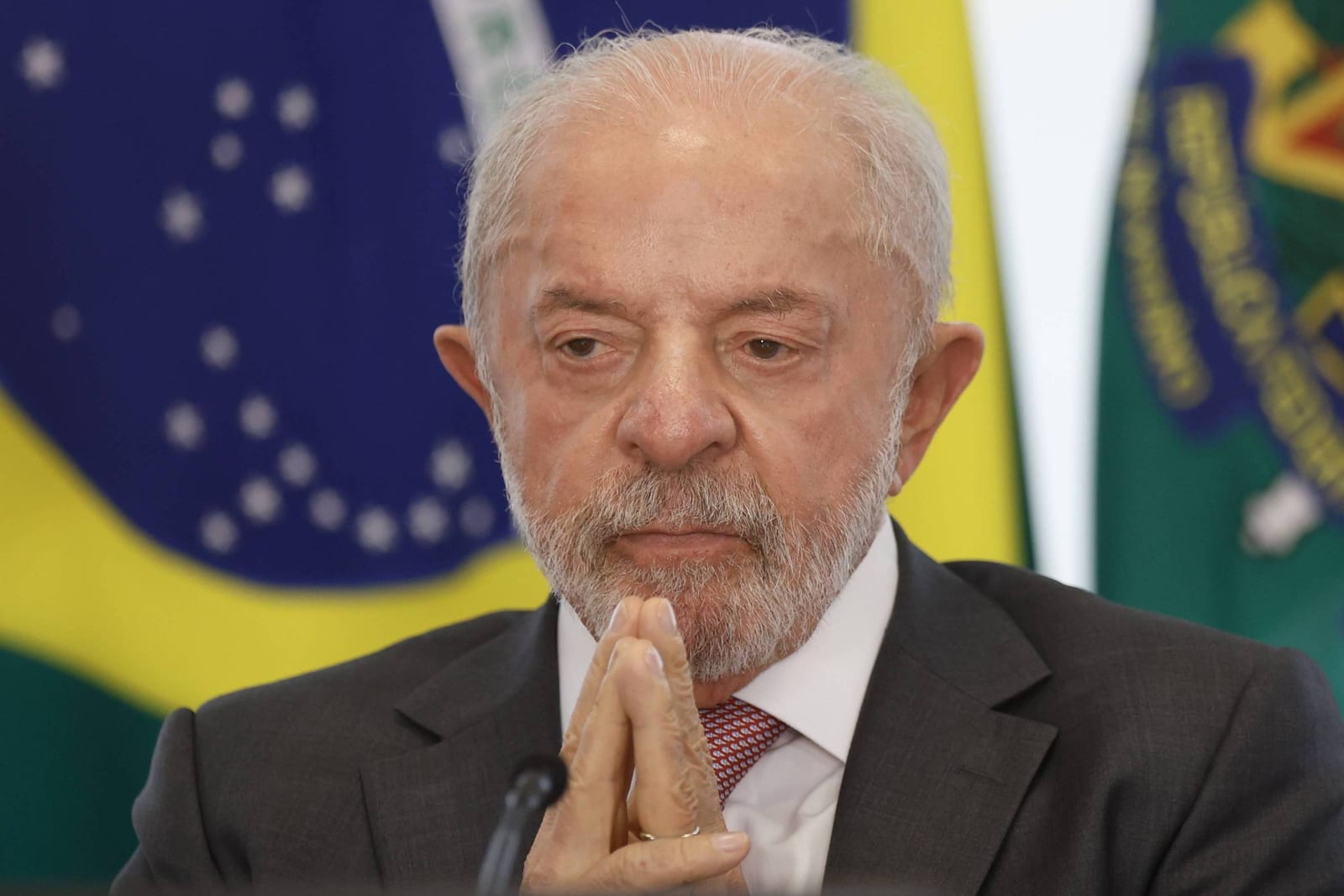 Van com marca do MEC busca estudantes em comitê de campanha após gravação com Lula