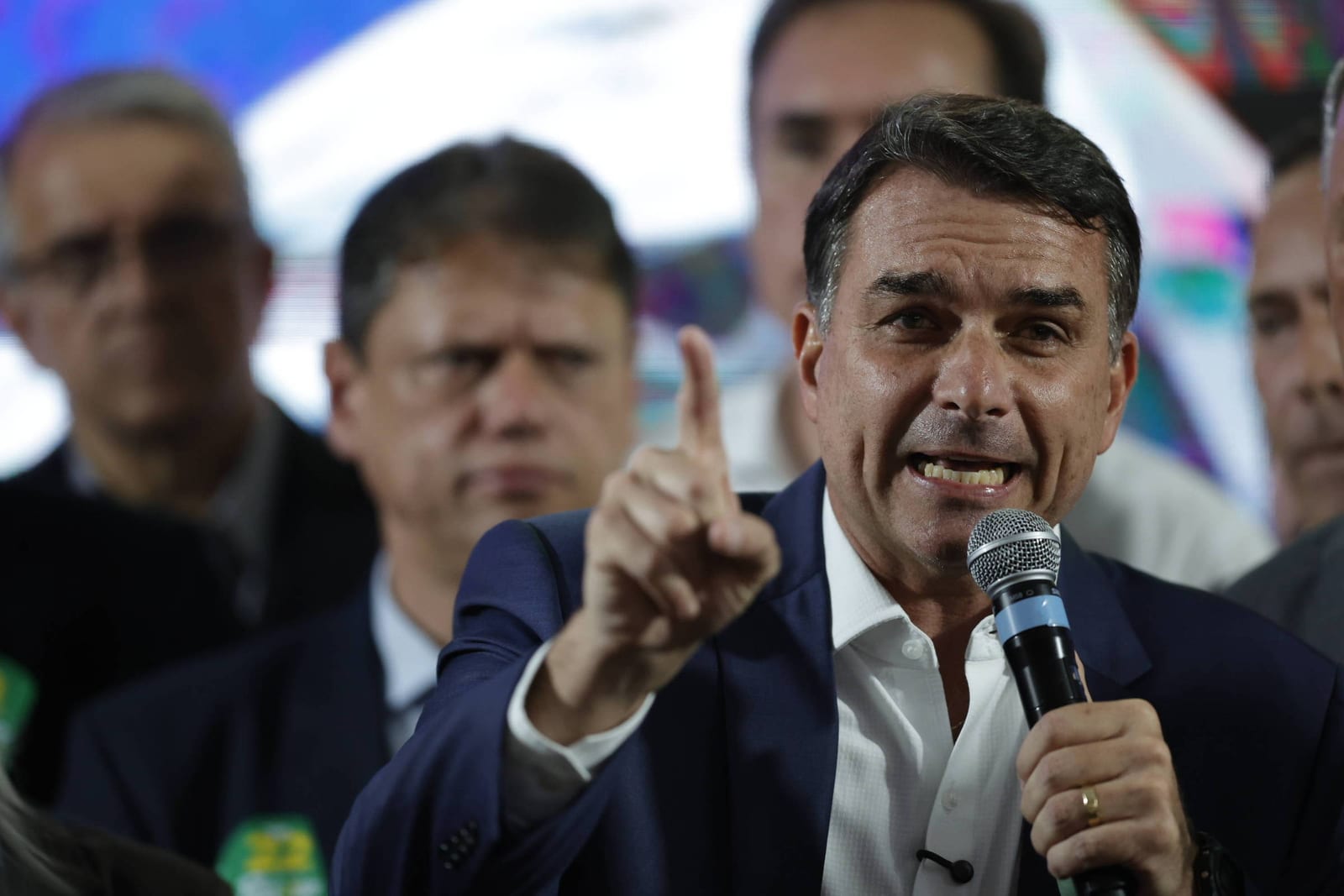 Aliados de Flávio Bolsonaro preparam reação diante de multidão reunida por Lula na Paulista