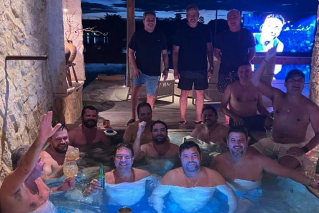 PF acha foto de Weverton em piscina no Rancho Tomaz