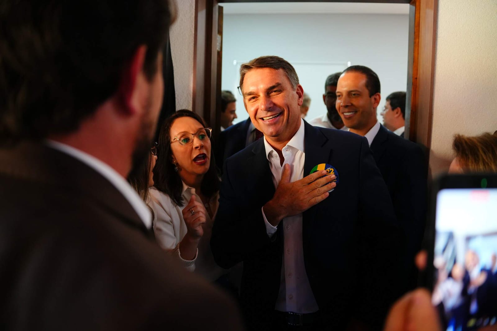 No Rio, Flávio Bolsonaro se reúne com prefeitos e diz que "não existe isso de acabar com o Bolsa Família"