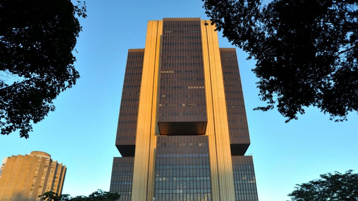 Copom corta Selic para 14% e abandona roteiro pré-definido