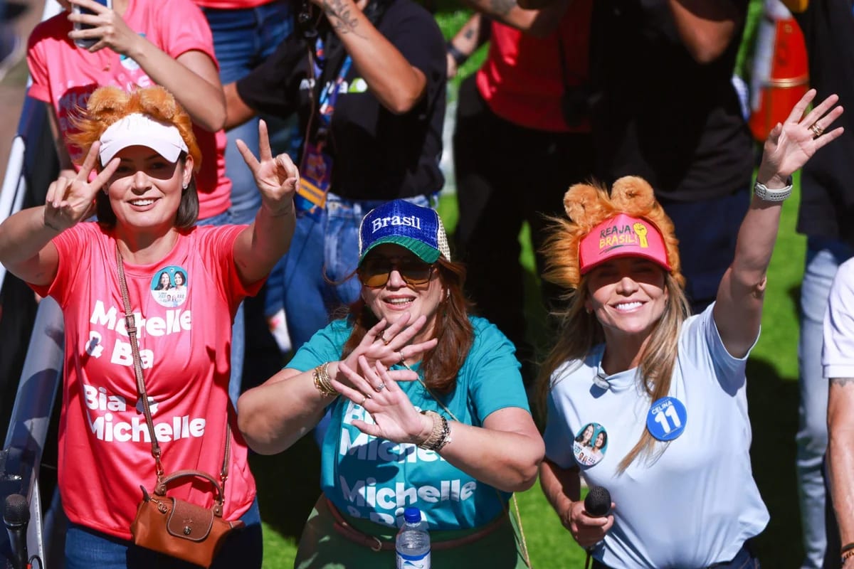 Celina, Michelle e Bia anunciam adesivaço com '12+1' e evitam número do PT