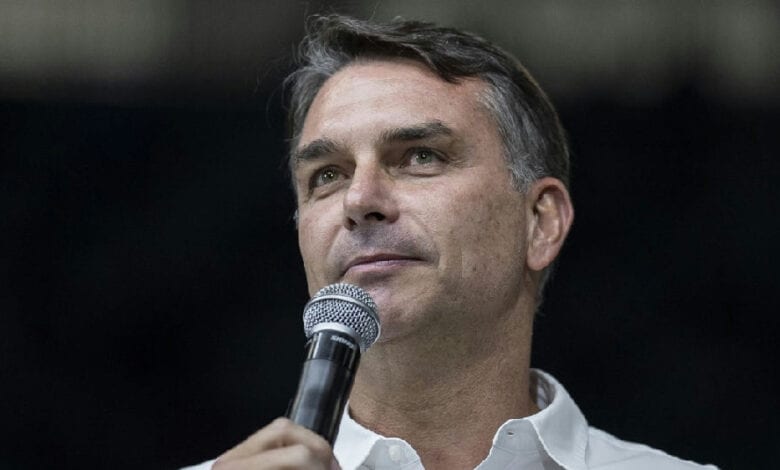 Flávio Bolsonaro declara apoio ao fim da escala 6×1 após visita ao pai