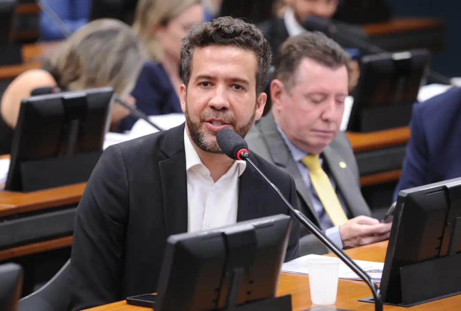 Janones confirma que apagou 500 mensagens do "Exército de Lula"