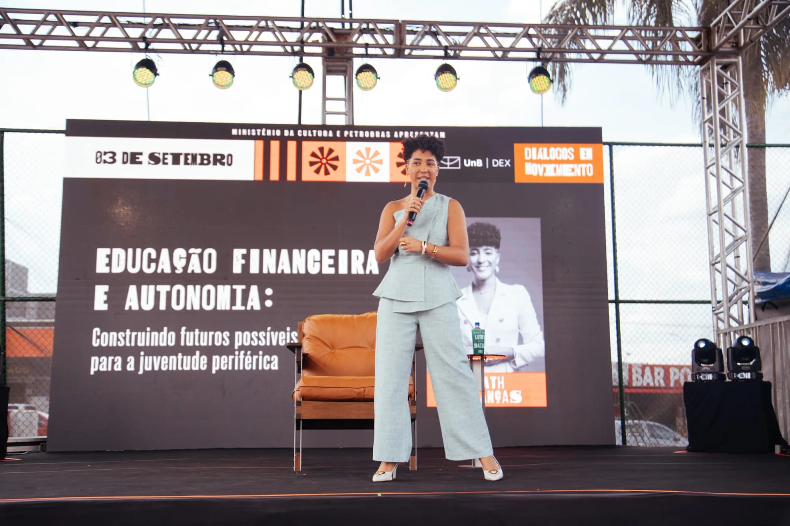 ‘Não aprendemos a guardar dinheiro porque nossos pais foram ensinados a pagar contas’, afirma Nath Finanças em palestra