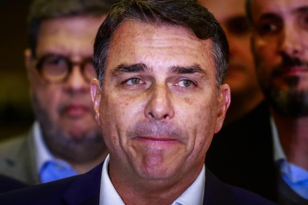 Campanha de Flávio se mobiliza para impedir fim da escala 6×1 no Senado