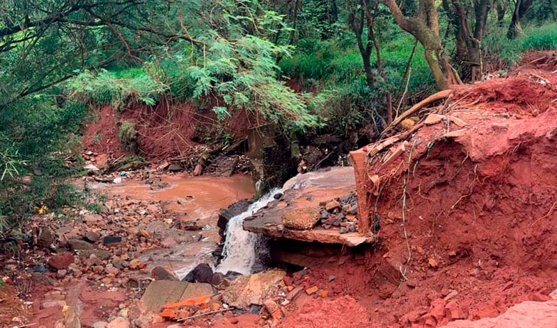 Erosão na Água do Freire ameaça romper trecho da estrada em Assis