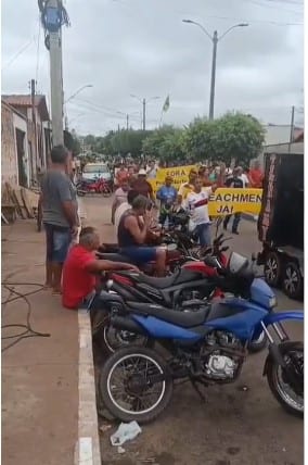 Moradores impedem prefeita afastada de entrar na Prefeitura de Praia Norte