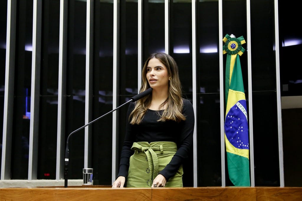 PL de Yandra amplia faltas justificadas para acompanhar filho em consulta médica