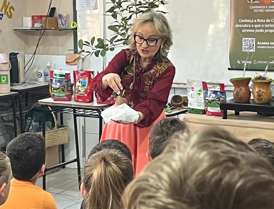 Escola do Chimarrão leva história, cultura e tradição para alunos de educandário venâncio-airense
