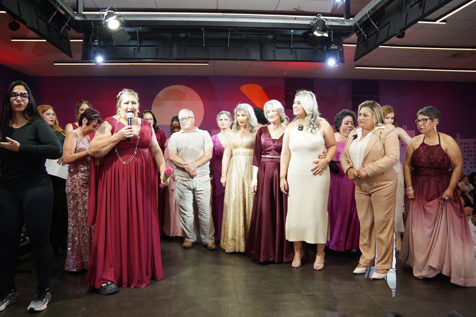 Baile das Vitoriosas reúne 360 pessoas em celebração à vida e ao acolhimento de mulheres