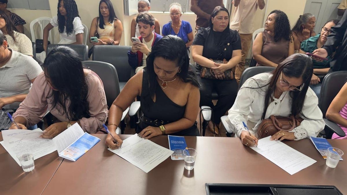 Ao som de música ao vivo, prefeito de Feira de Santana empossa 45 novos servidores