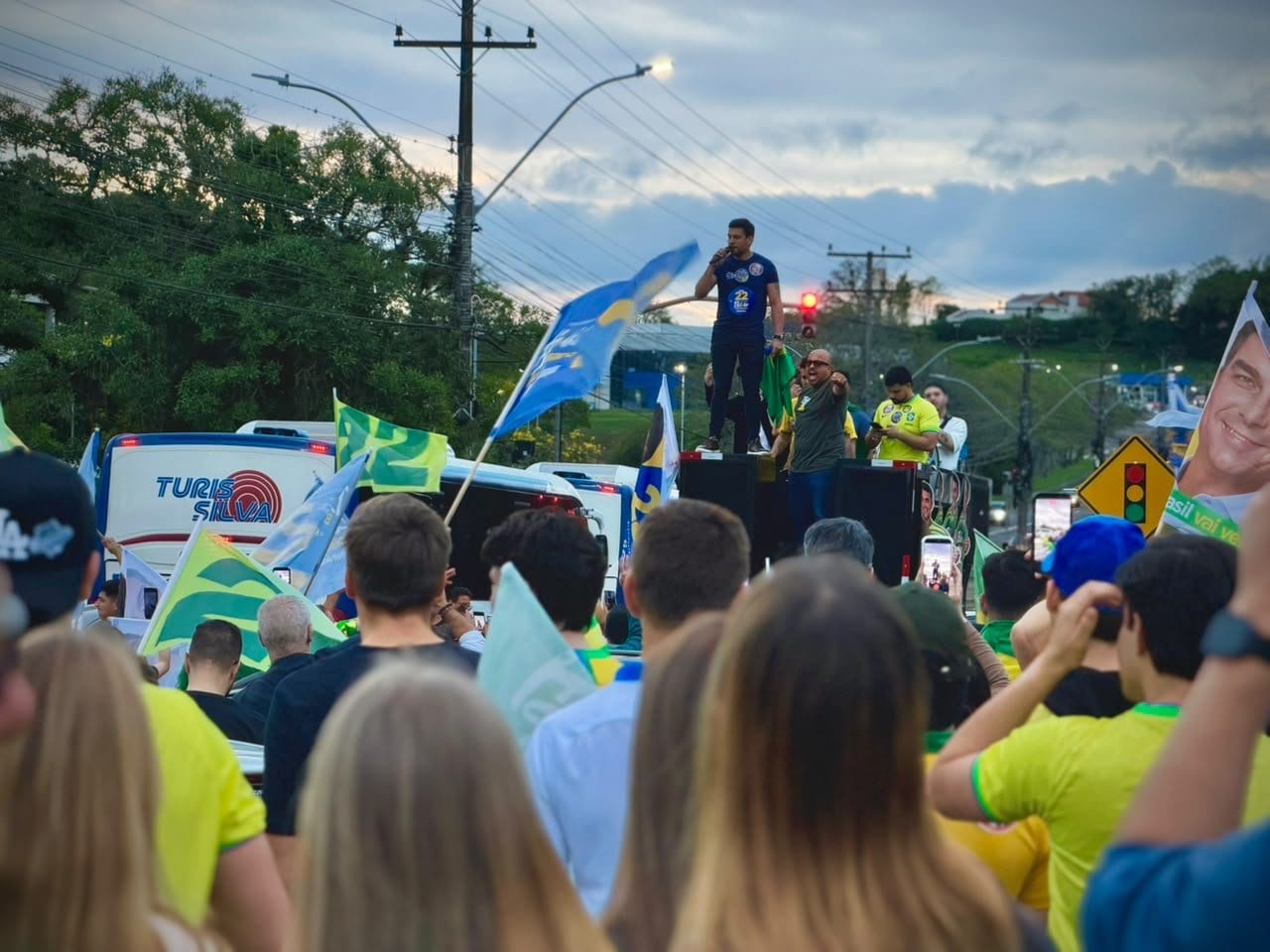 Deputados federais eleitos e apoiadores de Flávio Bolsonaro fazem ato em frente à Unisinos