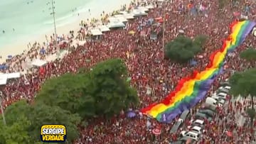 Apoiadores ocupam quarteirões da praia de Copacabana em ato sem Lula