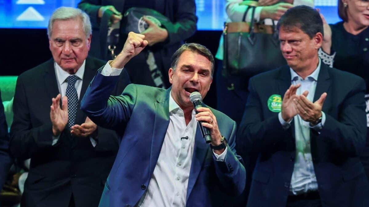 Flávio Bolsonaro Recua e Confirma Presença em Debate