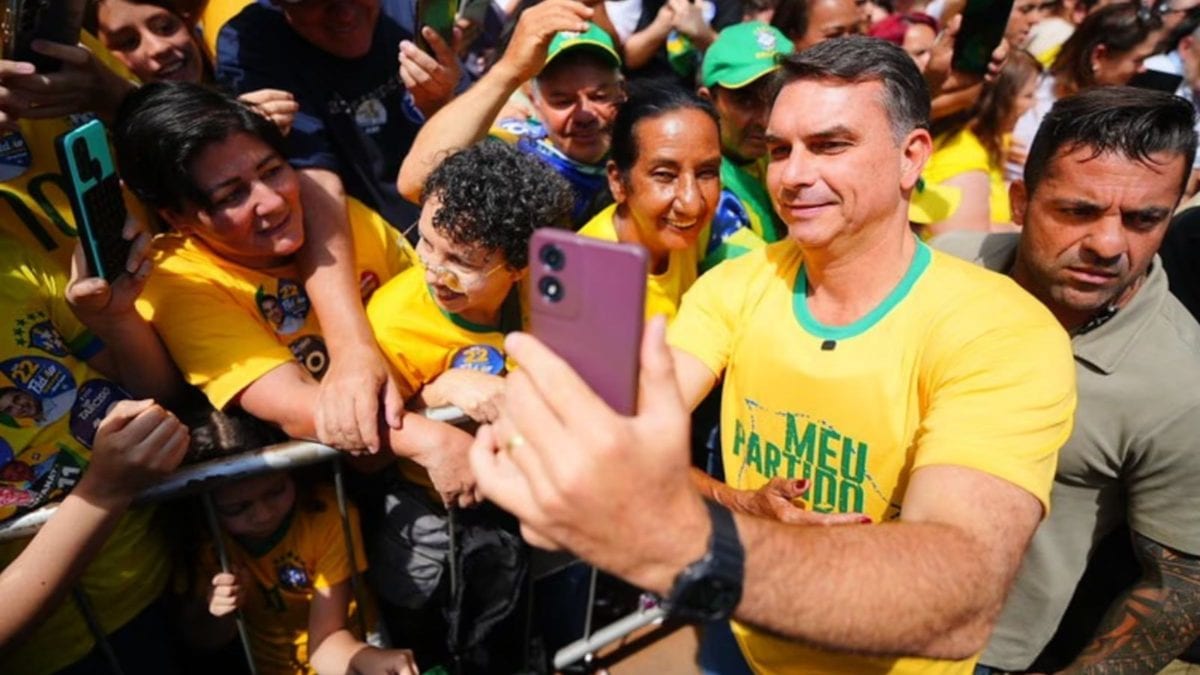 Após vencer o 1º turno, Flávio Bolsonaro pode ficar fora dos debates com Lula; campanha avalia estratégia para a reta fi