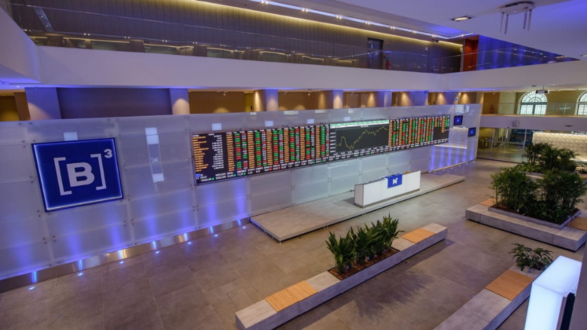 Ibovespa B3 cede 0,51%, puxado por minério e petróleo em baixa, enquanto dólar cai a R$ 5,35