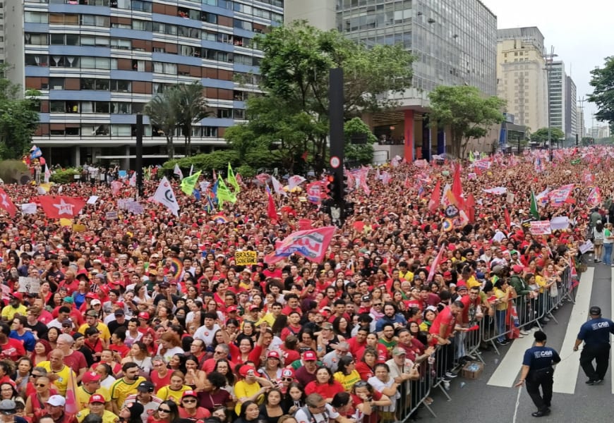 Paulista fica completamente lotada com Lula para o último ato da campanha