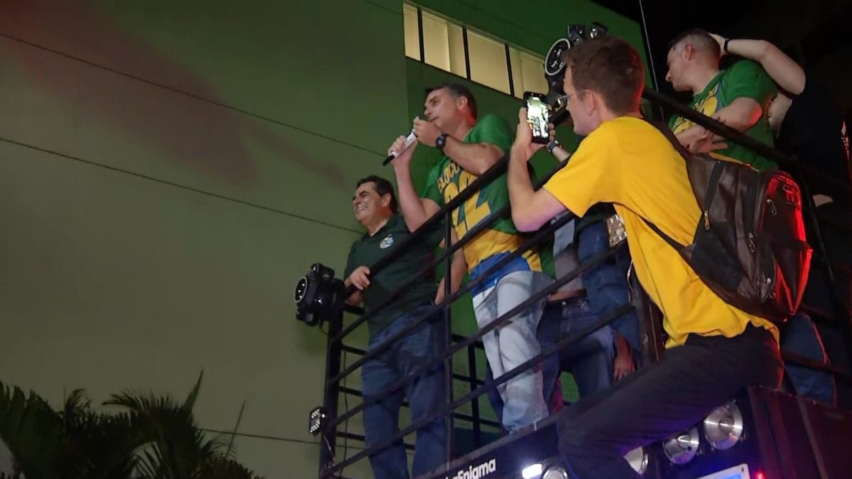 Flávio Bolsonaro reafirma compromisso com legado familiar durante visita a Minas Gerais