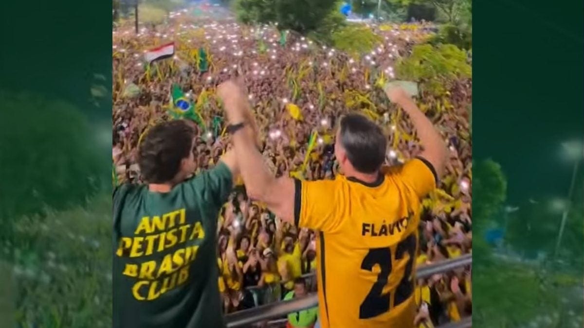 Flávio Bolsonaro reúne multidão no “Bloquinho do 22” em Manaus
