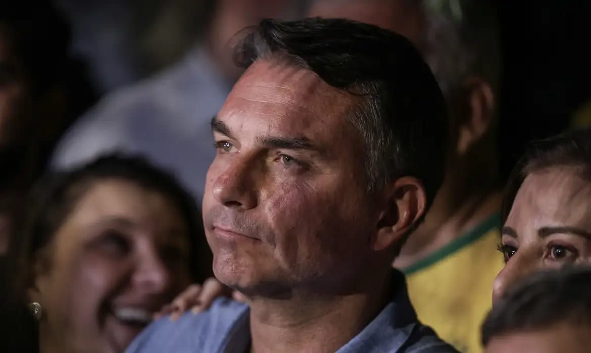 O que se sabe sobre a suposta saída de Flávio Bolsonaro do Brasil