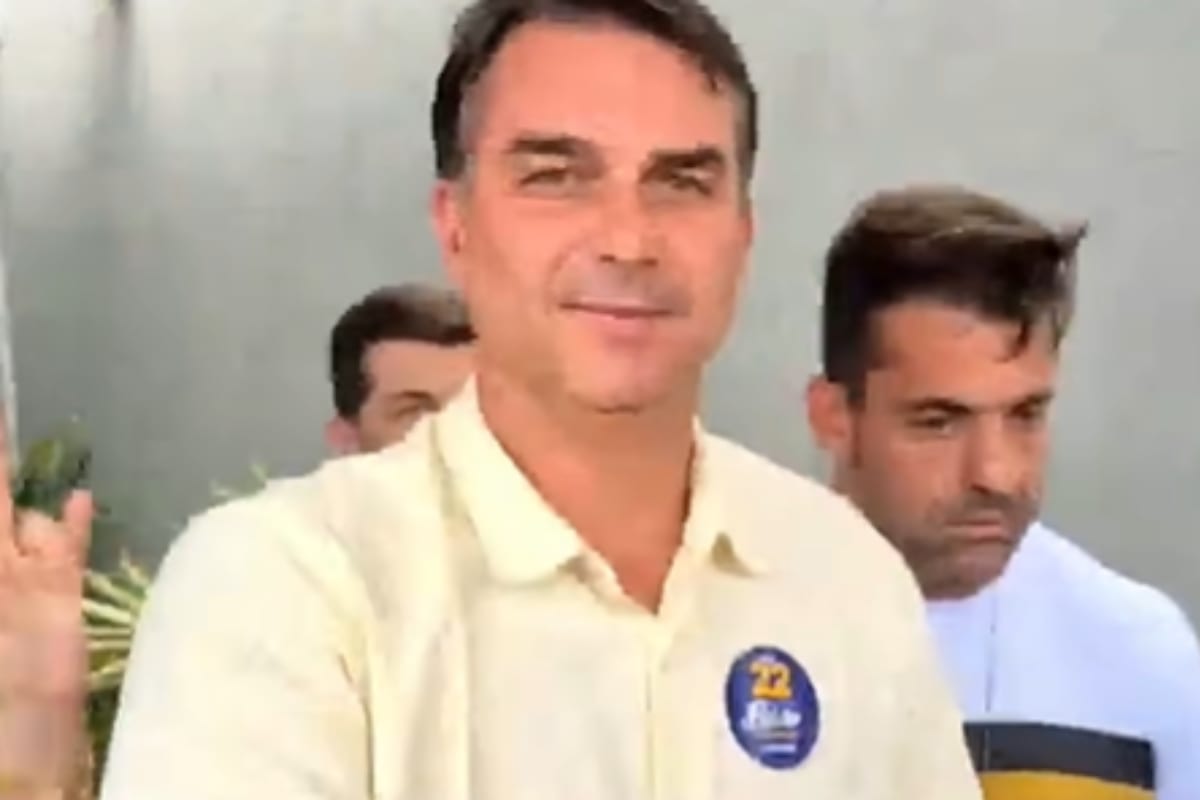 Petista propõe declarar Flávio Bolsonaro “persona non grata” em São Paulo