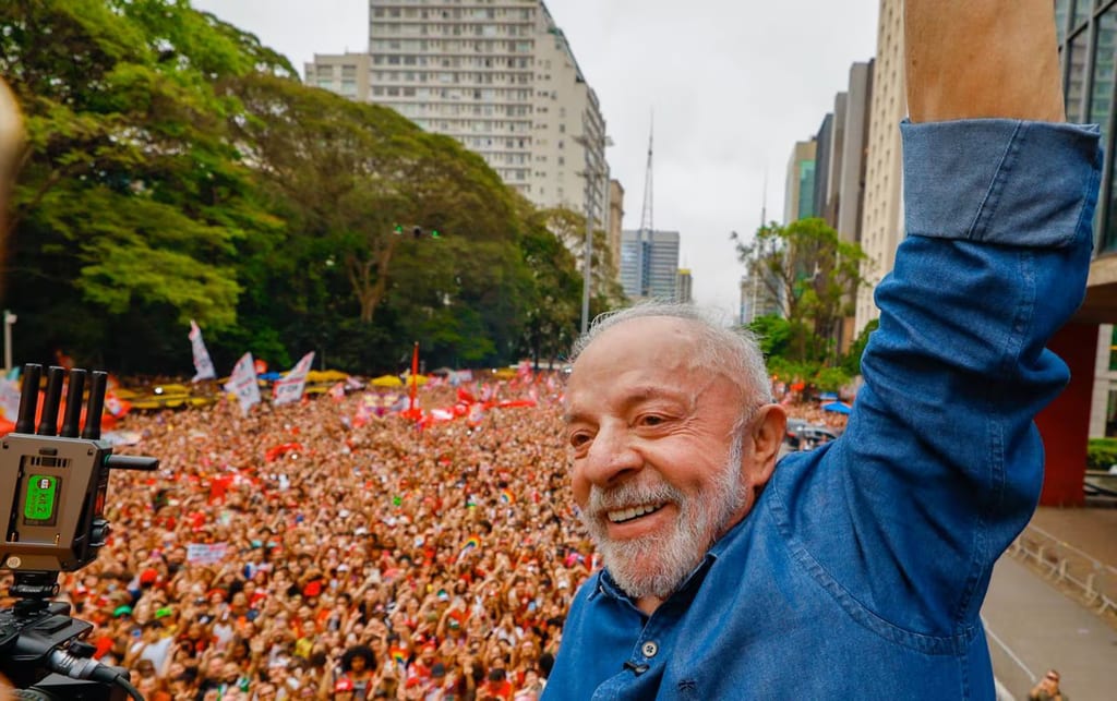 Apoiadores de Lula lotam orla de Copacabana, no Rio, em ato neste sábado