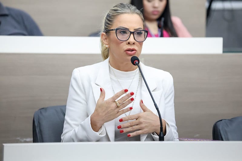 Ex-secretária diz que servidora sofreu pressão na CPI sobre duplo salário