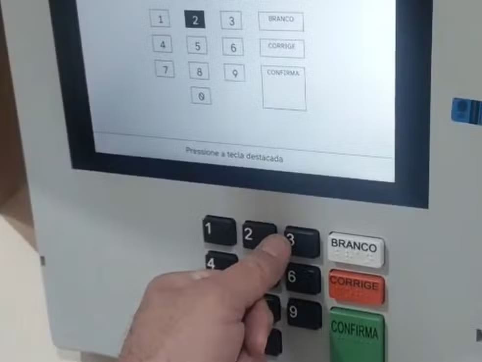 Eleições: homem é flagrando colando teclas 1 e 3 de urna eletrônica