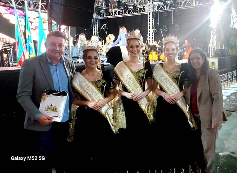 Prefeito Arlei Tomazoni e primeira-dama prestigiam feira em Campina das Missões