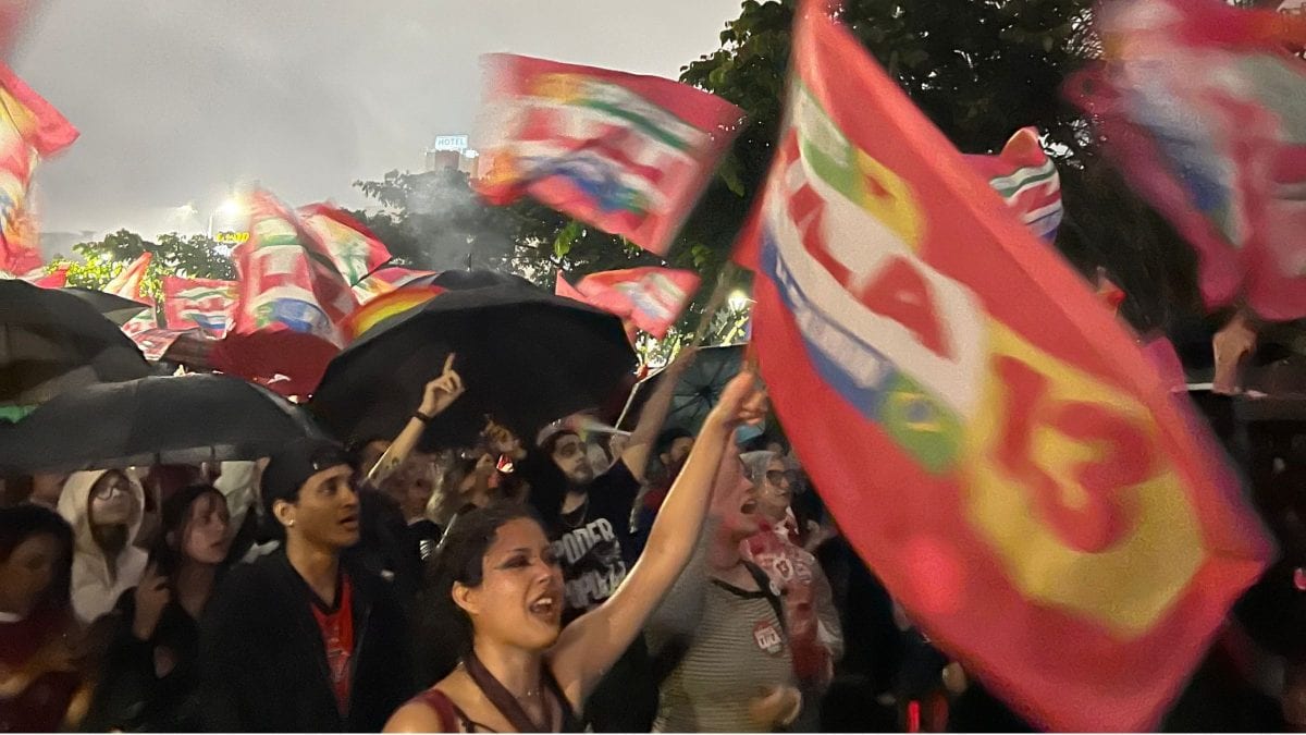 Chuva marca 'Carnalula' com apoiadores de Lula em Joinville