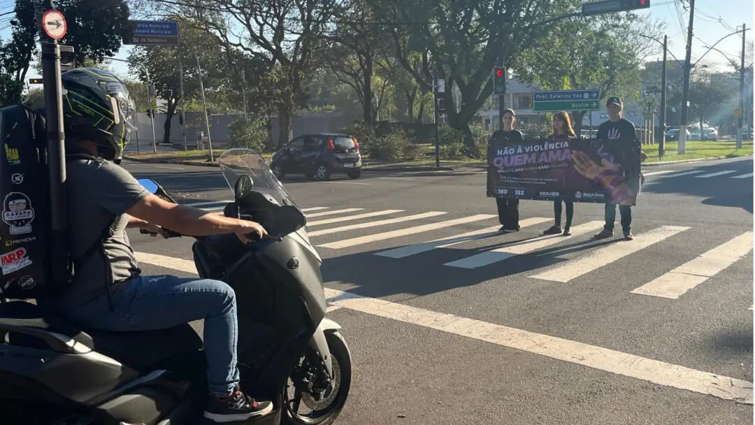 Paulínia leva Agosto Lilás às ruas com ação na saída da cidade