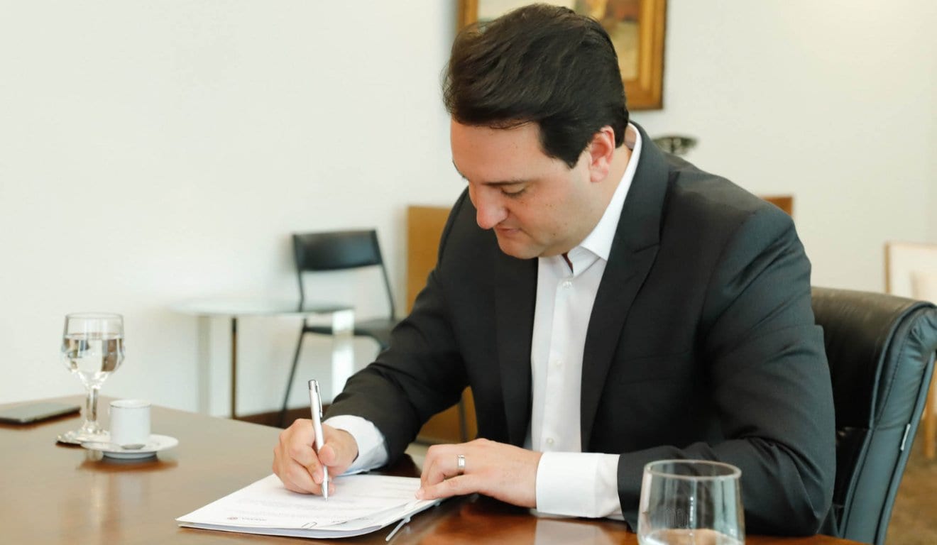 Ratinho Junior assina decreto que define regras de transição para governo Sergio Moro