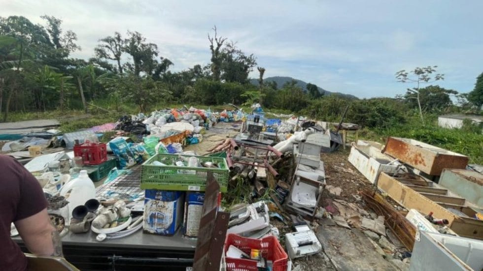 Força-tarefa da Prefeitura de Mongaguá fiscaliza ferros-velhos e intima estabelecimentos nos bairros Jussara e Agenor de