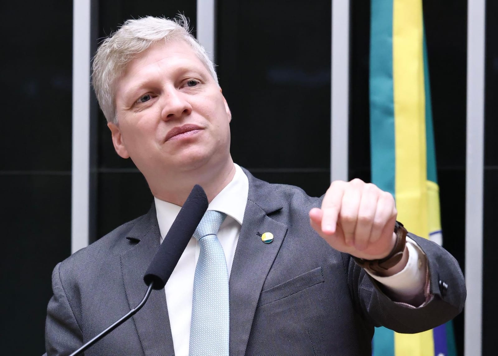 “Isso é coisa de ditadura”, afirma senador eleito Marcel van Hattem sobre pedido de apreensão de passaporte de Flávio Bo