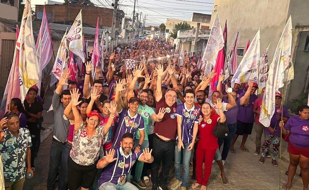Zeca lidera caminhada no Sucupira em apoio a Marcelo e Gustavo Gouveia
