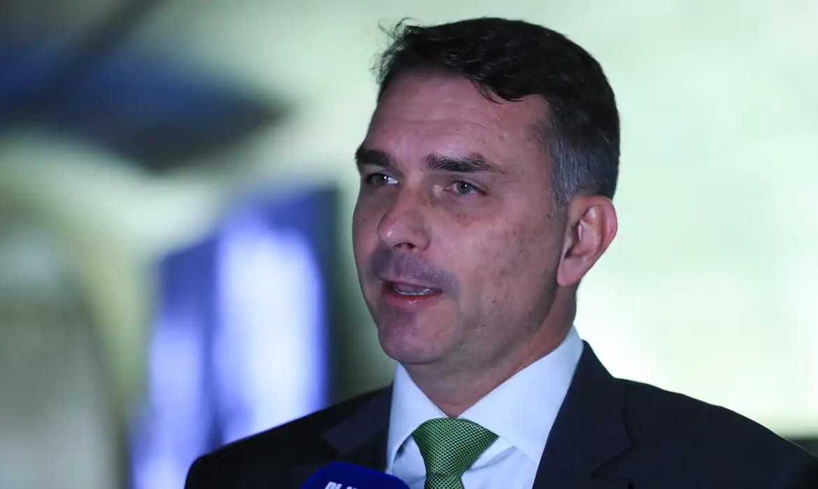 Flávio Bolsonaro anuncia voto a favor do fim da escala 6×1
