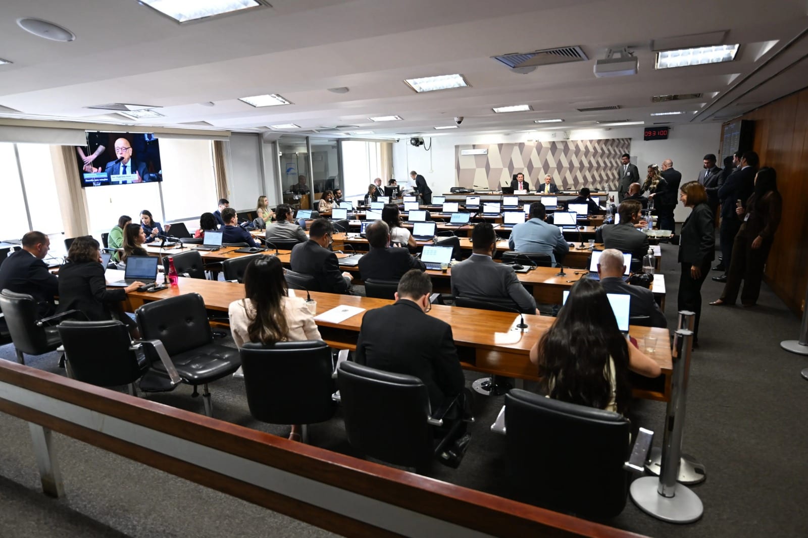 CCJ do Senado aprova avanço do fim da escala 6×1