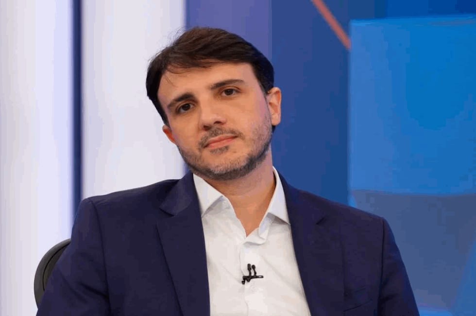 Renan Santos critica tarifas dos EUA e apresenta propostas em Franca