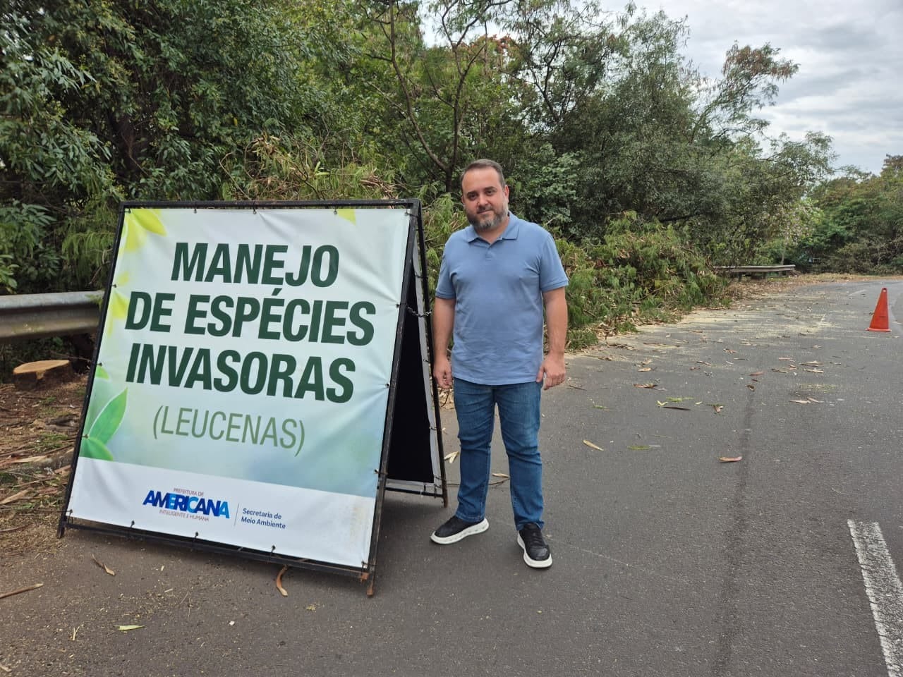Lucas Leoncine vistoria remoção da leucena na Avenida Bandeirantes