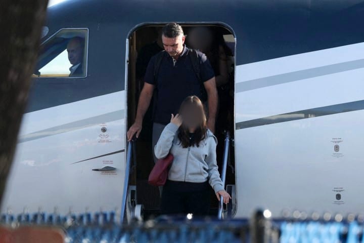 Voo com Flávio Bolsonaro e familiares pousa em Miami, nos EUA