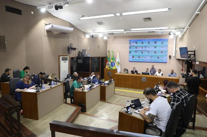 Câmara de Caxias proíbe gravação de vídeos no plenário durante campanha