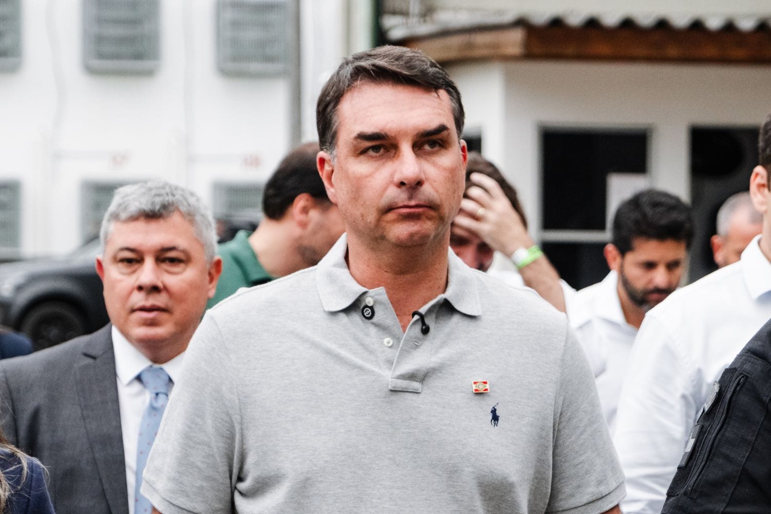 Flávio Bolsonaro promete manter Bolsa Família para quem conseguir emprego com carteira assinada