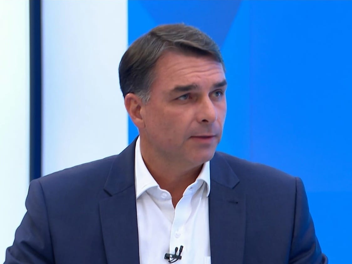 Aliados da família Bolsonaro recebem informação de fuga de Flávio para a Argentina; PF investiga paradeiro