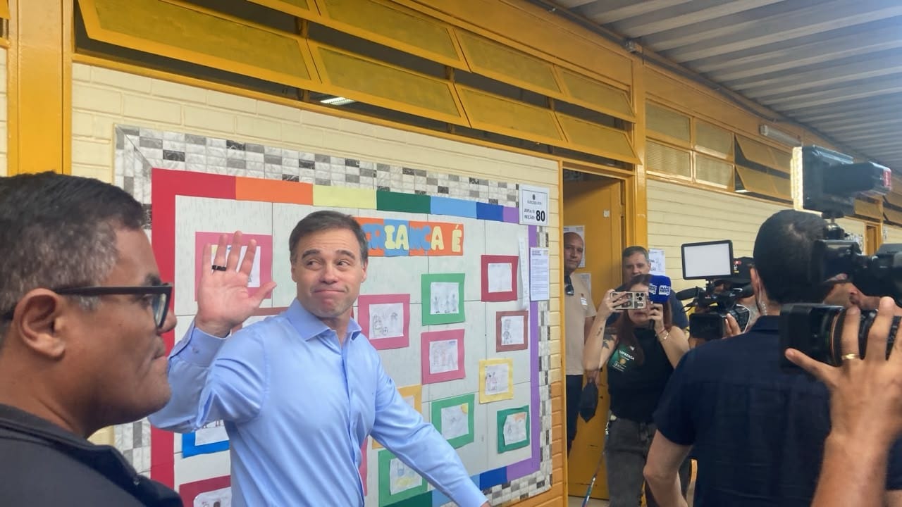 André Mendonça vota em Brasília e fala em início de novo ciclo no país